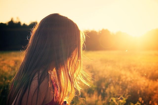 ¿Cómo proteger y cuidar tu pelo bajo el sol?